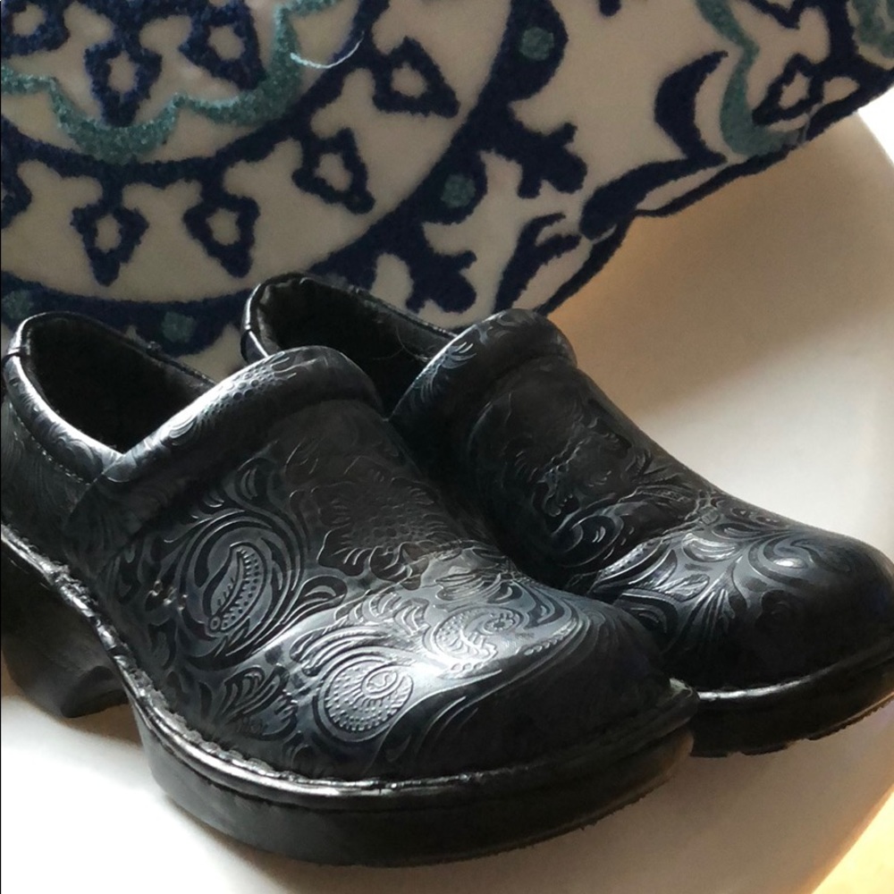 BOC blue paisley nursing clog 7.5